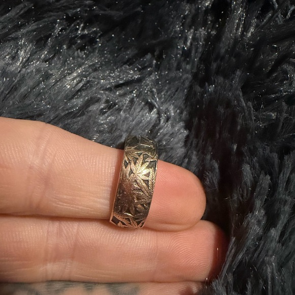 Cannabis Engraved rose gold Ring - Picture 5 of 7